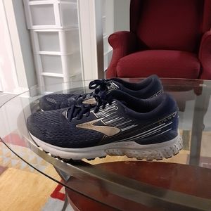 Brooks GTS 19 sneakers